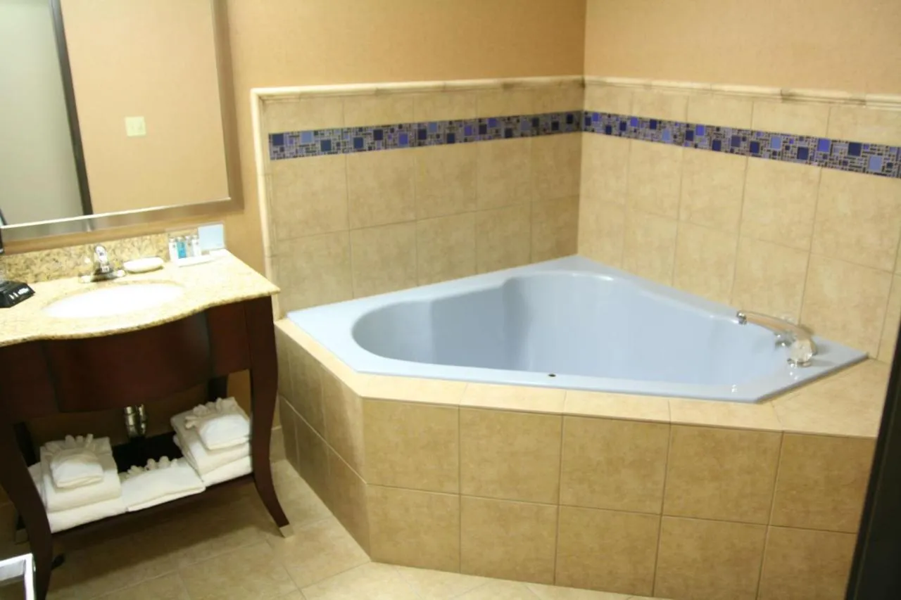 Image of Hampton Inn Olathe with hot tub in room