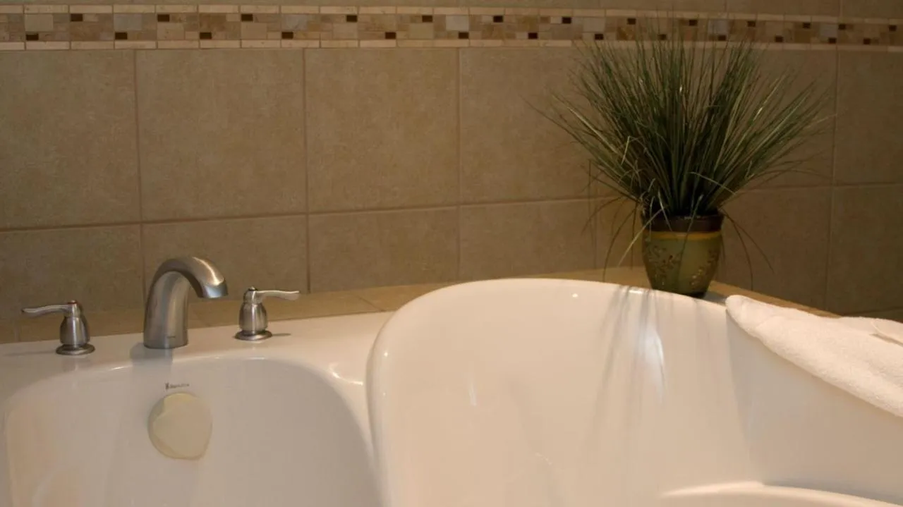 Image of Holiday Inn Express and Suites Pittsburg with hot tub in room
