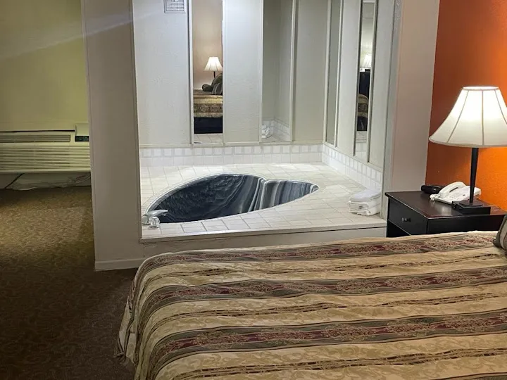 Image of Knights Inn & Suites Emporia with hot tub in room