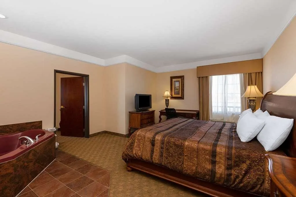 Image of La Quinta Inn & Suites by Wyndham Dodge City with hot tub in room
