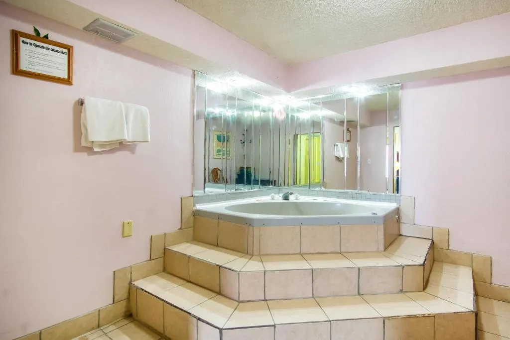 Image of OYO Hotel Hutchinson KS West 4th Ave with hot tub in room