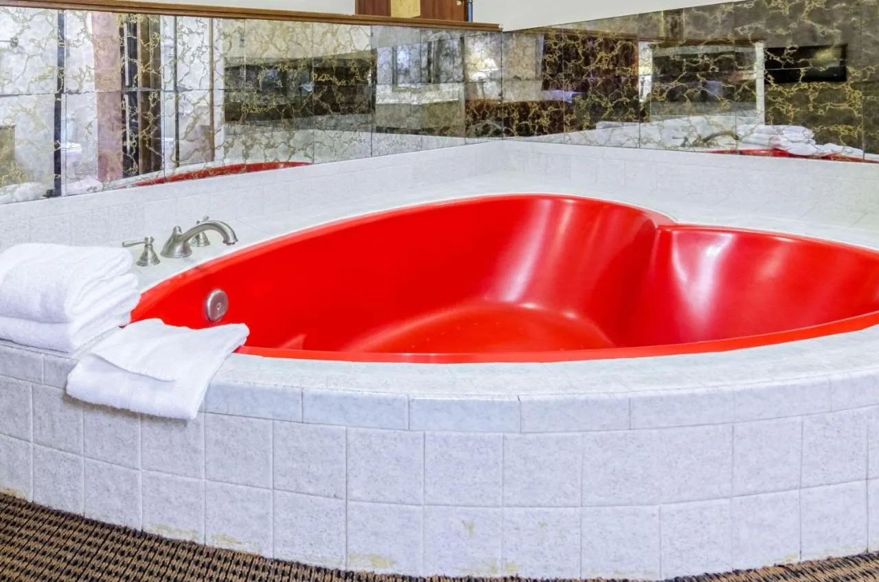 Image of Quality Inn & Suites Salina with hot tub in room