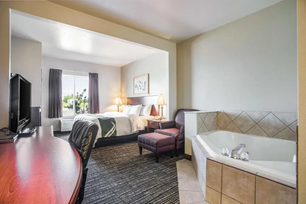Image of Quality Inn Parsons with hot tub in room