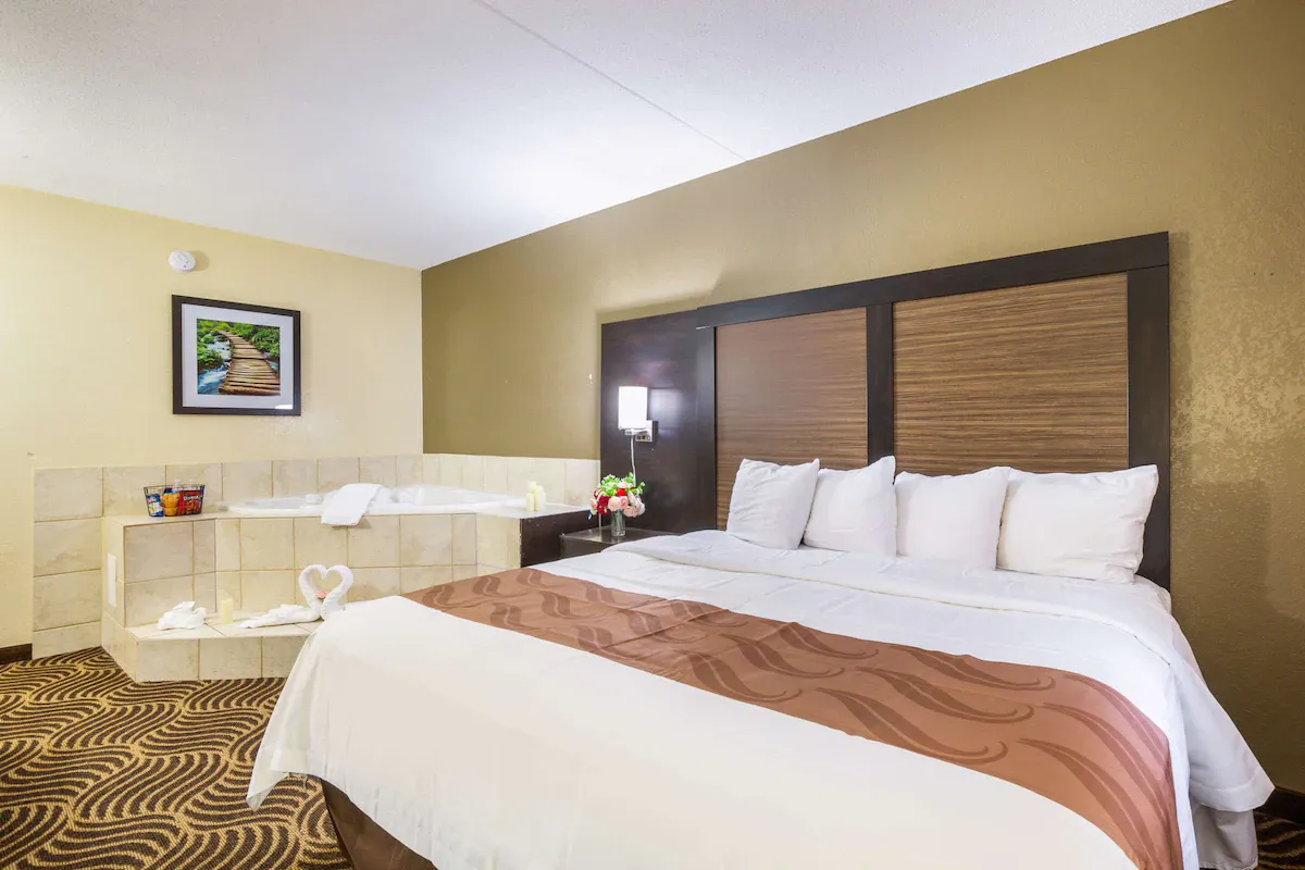 Image of Quality Inn South with hot tub in room