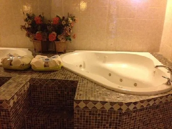 Image of Virginia Inn Lawrence with hot tub in room