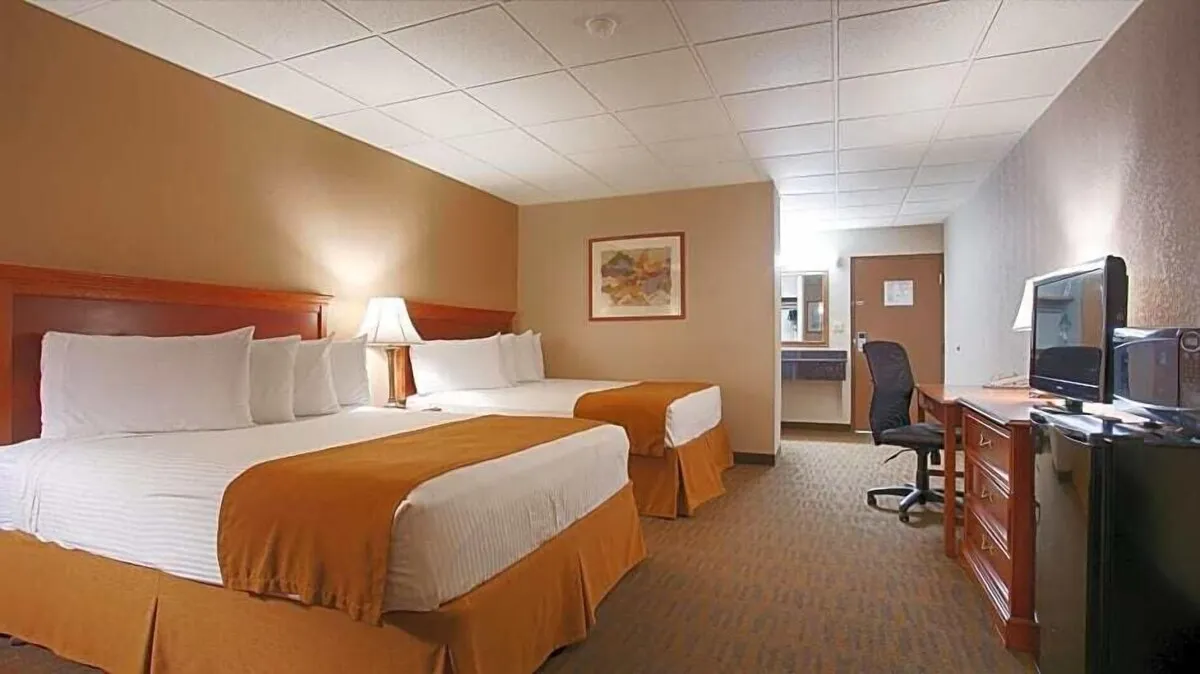 Image of Western Holiday Motel with hot tub in room