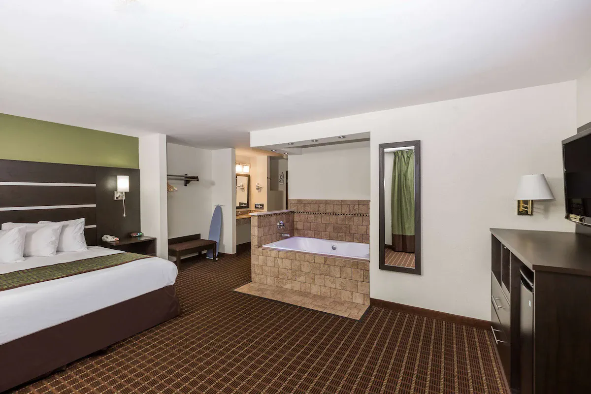 Image of Baymont by Wyndham Louisville South I 65 with hot tub in room