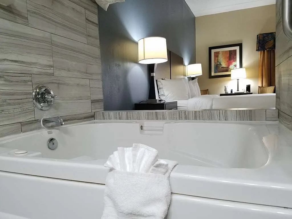Image of Best Western Inn Florence with hot tub in room