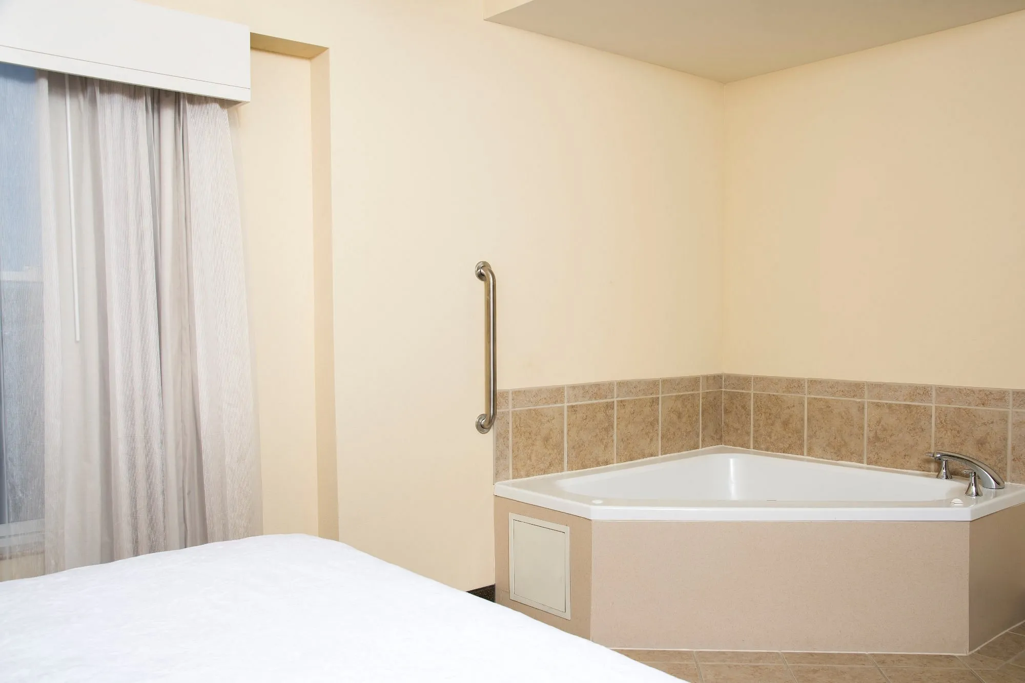 Image of Homewood Suites by Hilton Lexington-Hamburg with hot tub in room