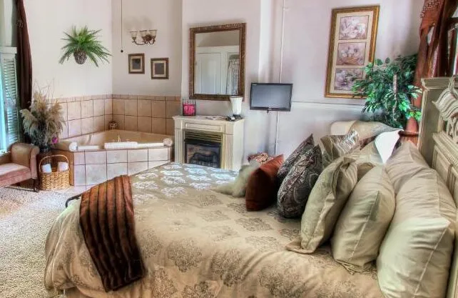 Image of Maple Hill Manor Bed & Breakfast with hot tub in room