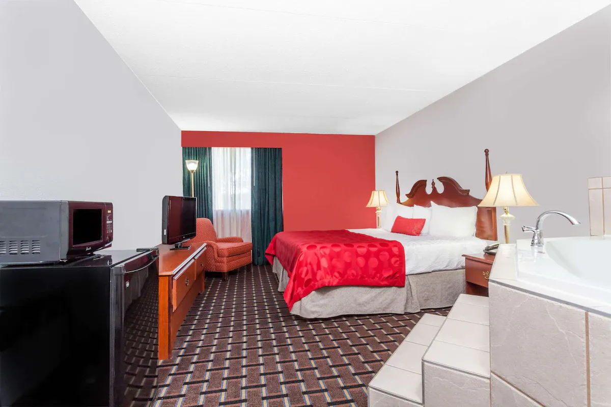 Image of Ramada by Wyndham Henderson Evansville with hot tub in room
