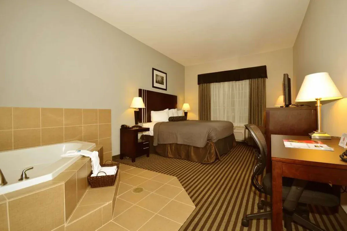 Image of Best Western Abbeville Inn & Suites with hot tub in room