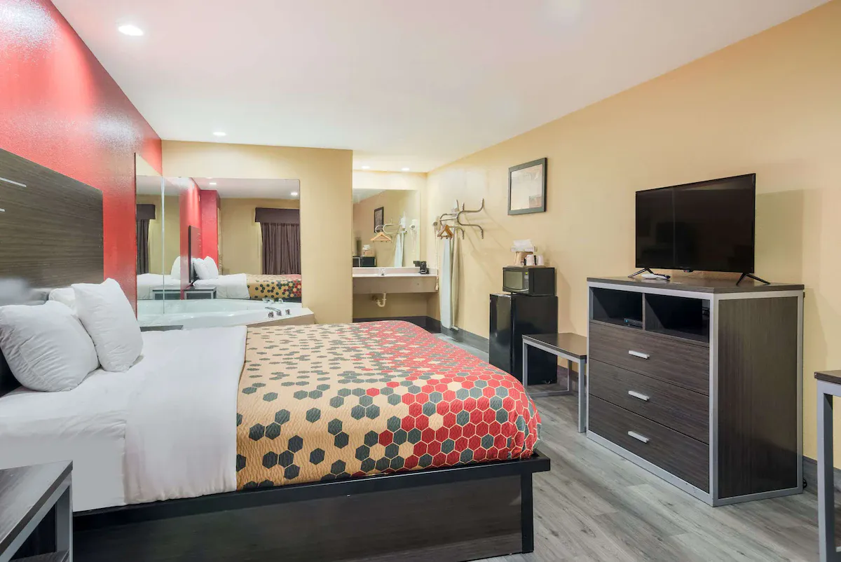 Image of Econo Lodge Lake Charles University Area with hot tub in room