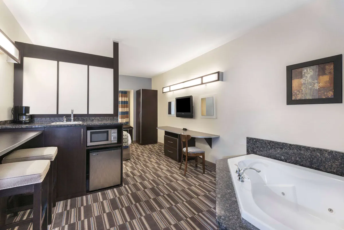 Image of Microtel Inn & Suites by Wyndham Baton Rouge Airport with hot tub in room