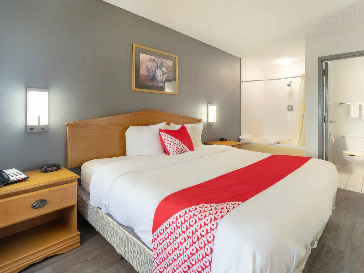 Image of OYO Hotel Kinder with hot tub in room