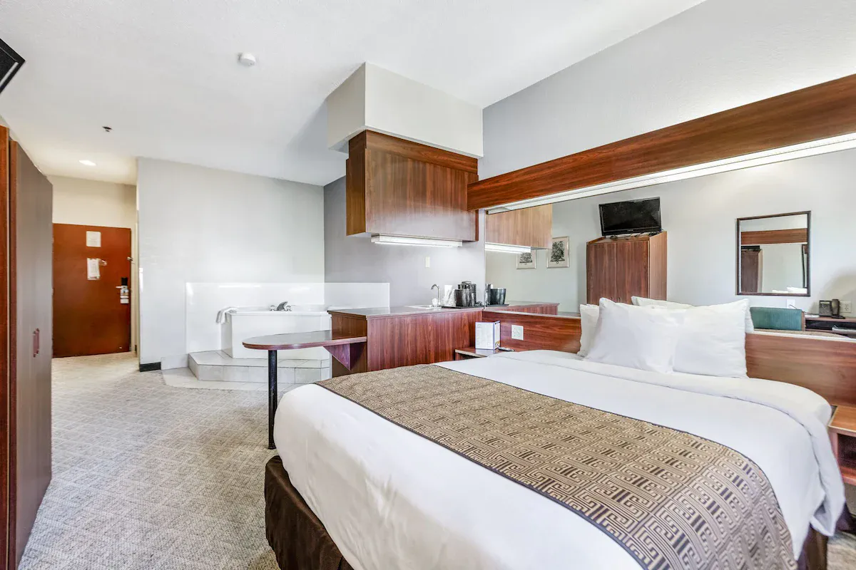 Image of Trident Inn & Suites Baton Rouge with hot tub in room