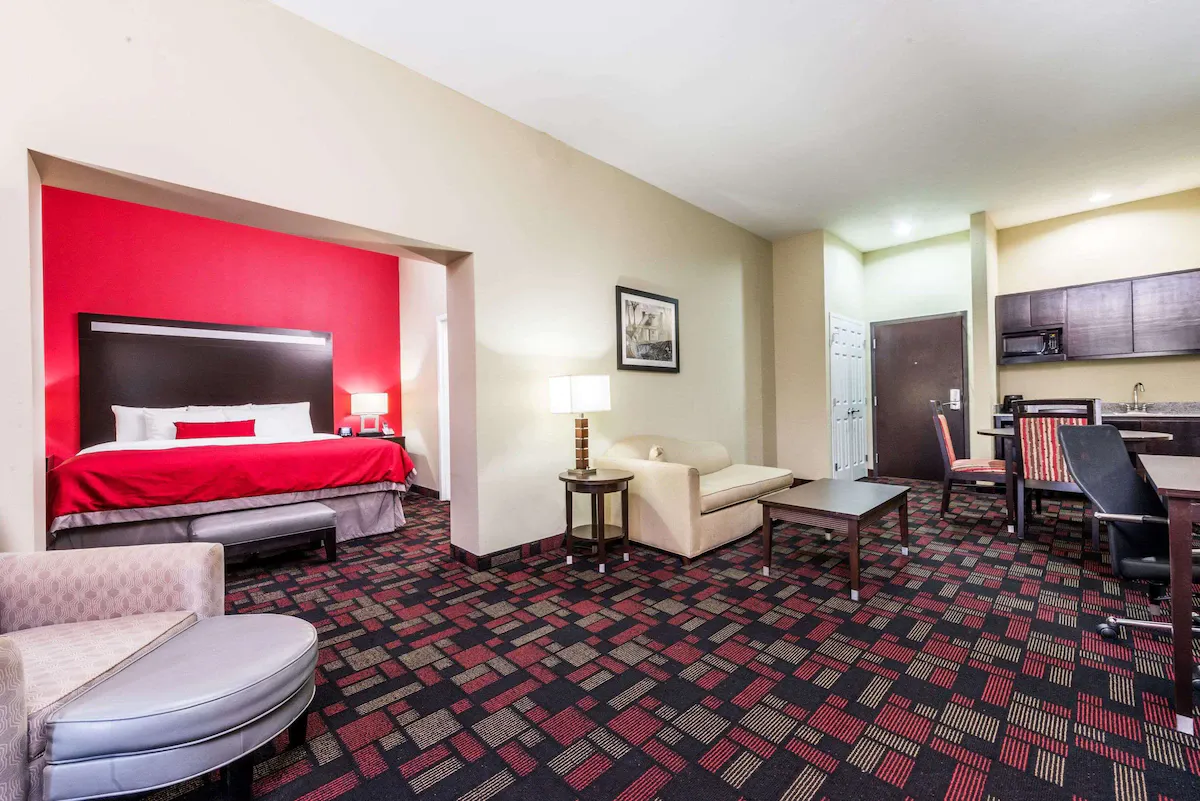Image of Wingate by Wyndham Lake Charles Casino Area with hot tub in room