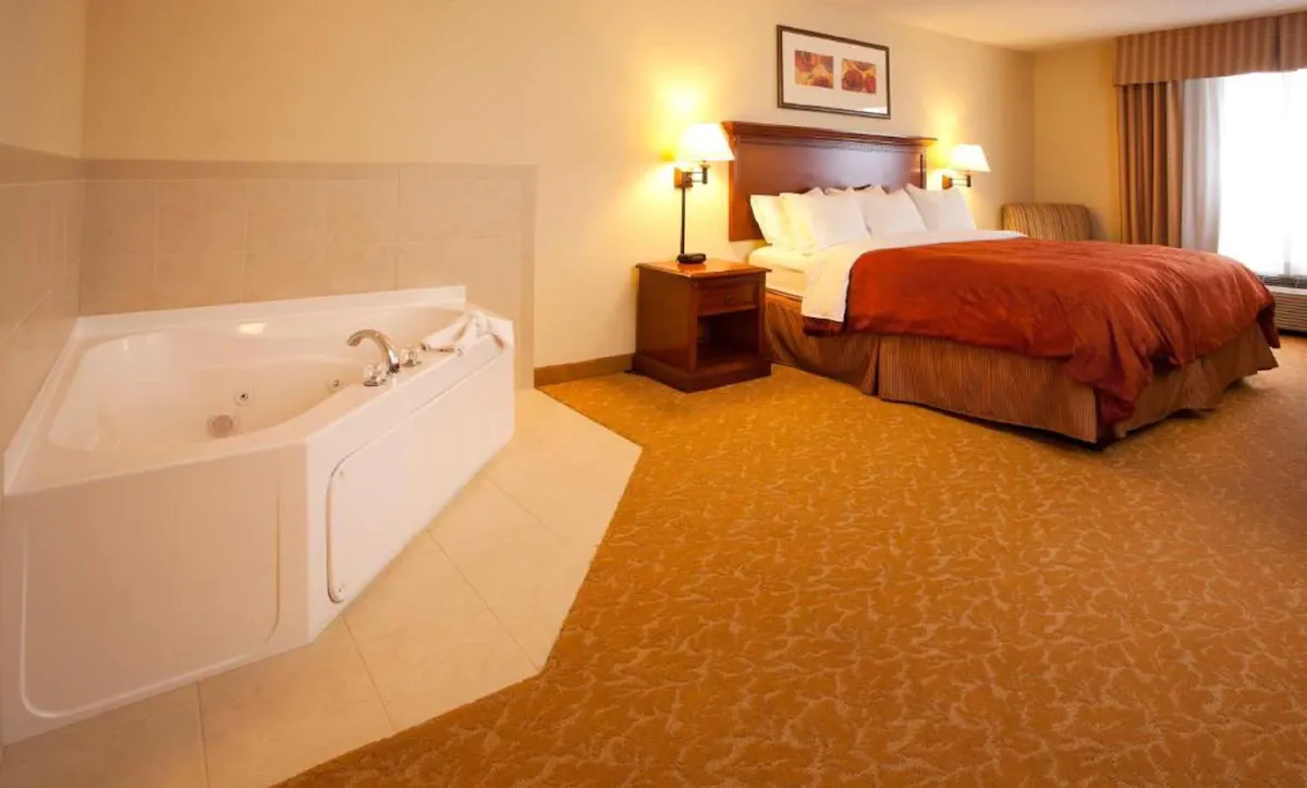 Image of Country Inn & Suites by Radisson, Baltimore North, MD with hot tub in room