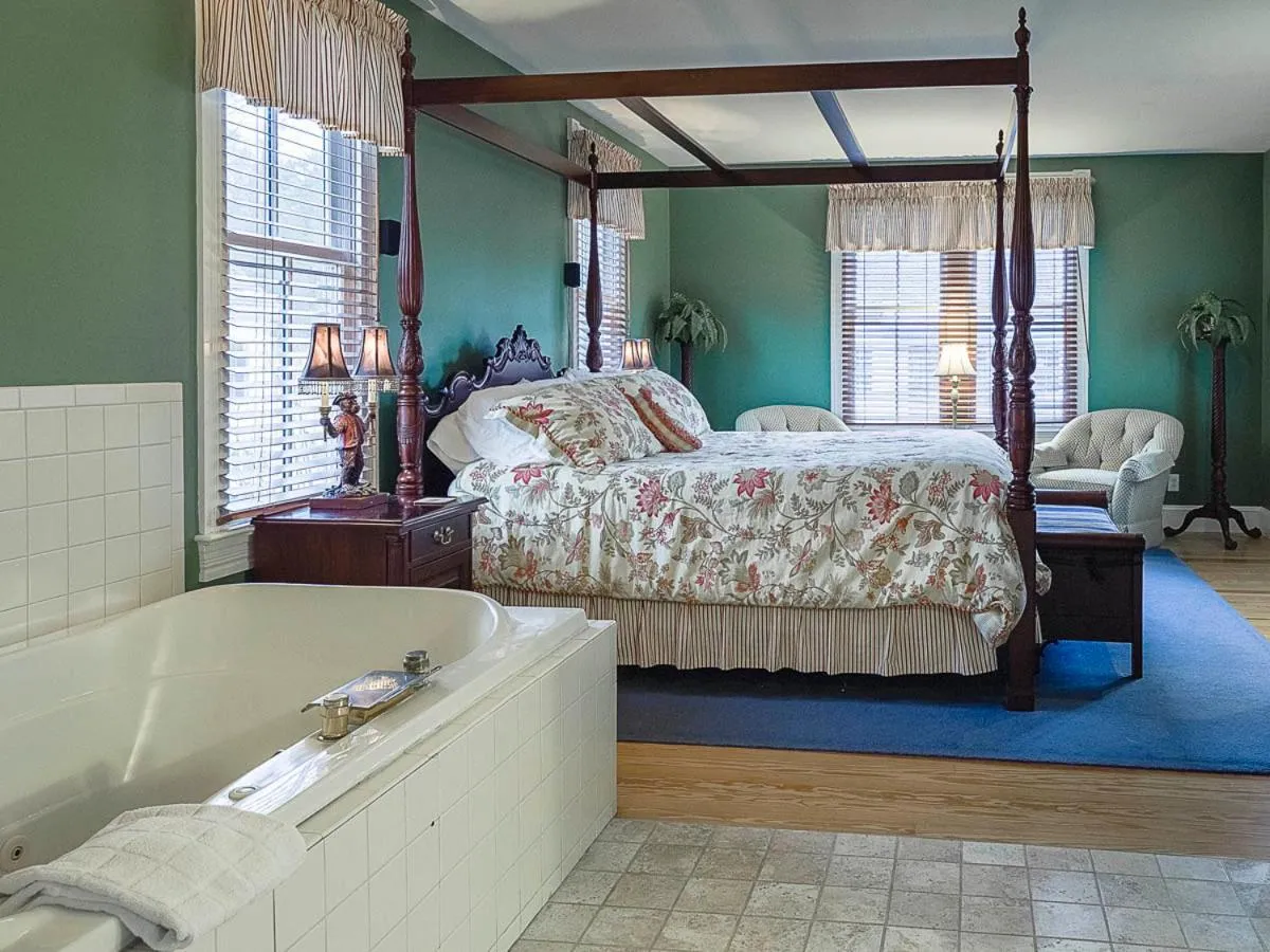 Image of George Brooks House B&B with hot tub in room