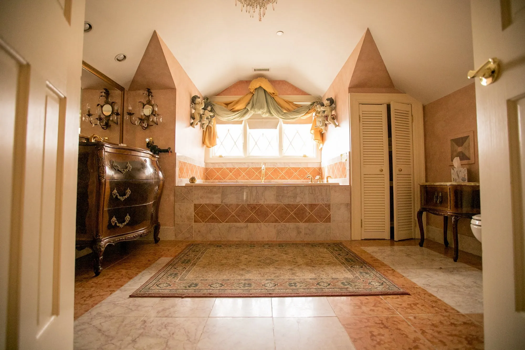 Image of Gramercy Mansion with hot tub in room