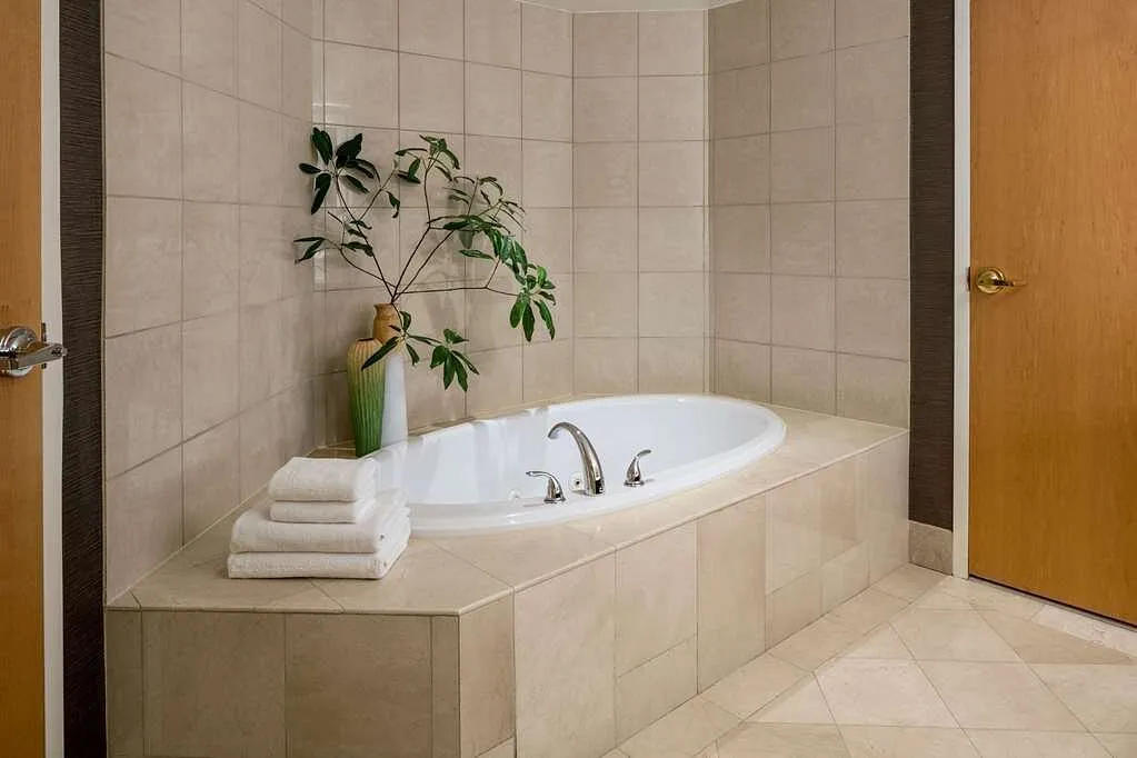 Image of Hyatt Regency Chesapeake Bay Golf Resort, Spa & Marina with hot tub in room