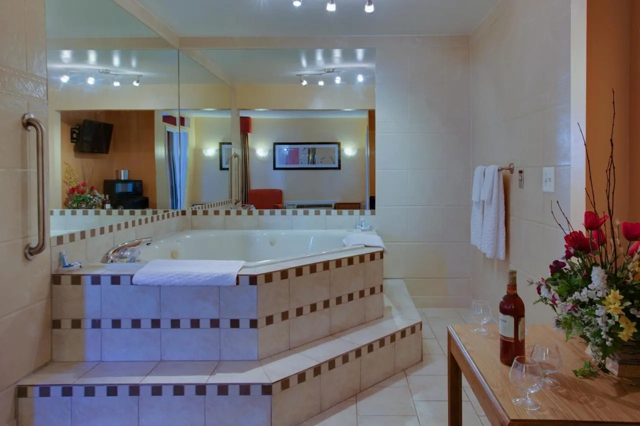 Image of Master Suites Hotel with hot tub in room