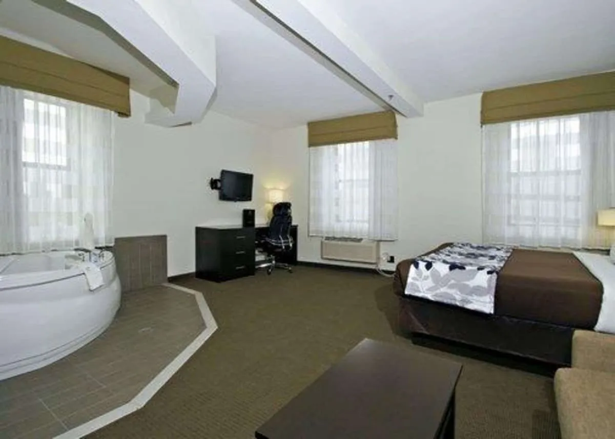 Image of Sleep Inn & Suites Downtown Inner Harbor with hot tub in room