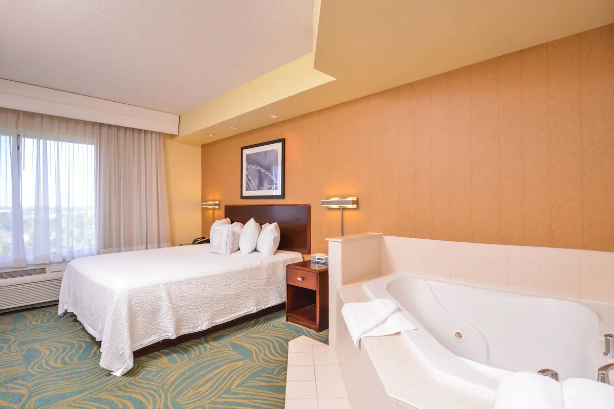 Image of SpringHill Suites by Marriott Arundel Mills BWI Airport with hot tub in room