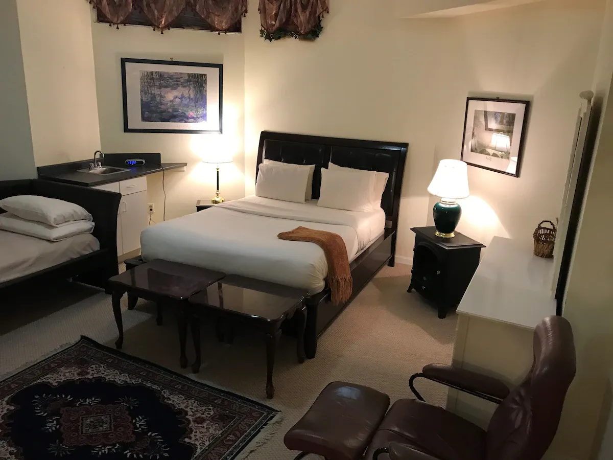 Image of The Columbia Inn at Peralynna with hot tub in room