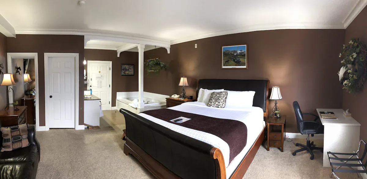 Image of Depot Inn & Suites with hot tub in room