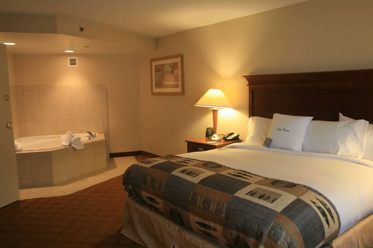 Image of DoubleTree by Hilton Hotel Jefferson City with hot tub in room