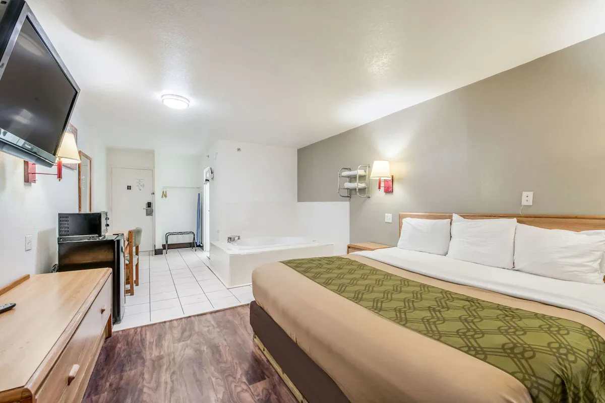 Image of Econo Lodge Truman Inn with hot tub in room