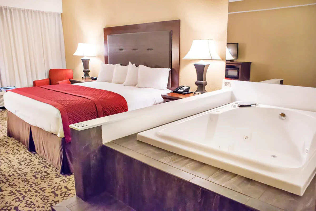 Image of Grand Oaks Hotel with hot tub in room