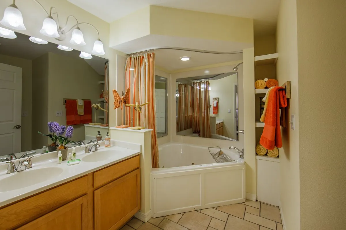 Image of Holiday Inn Club Vacations Holiday Hills Resort with hot tub in room