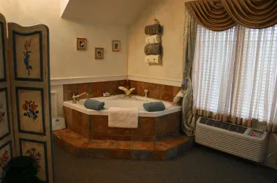 Image of Lodge at Grant’s Trail with hot tub in room