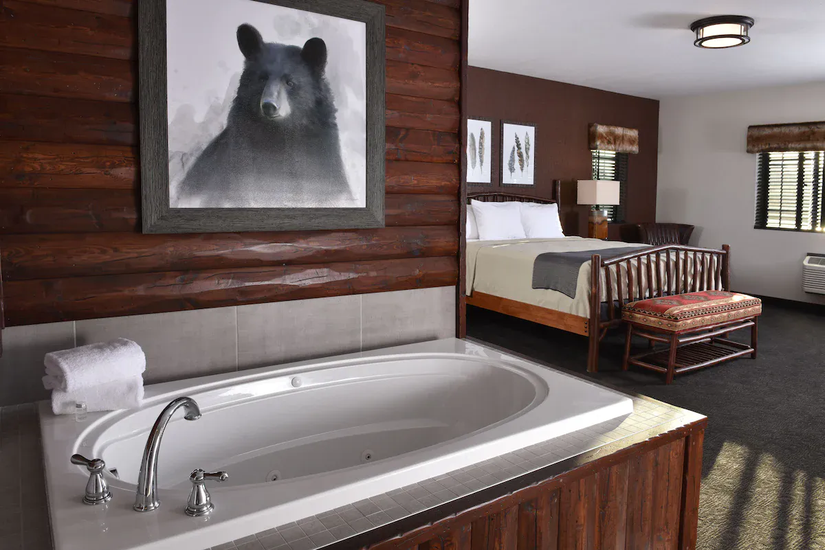 Image of Stoney Creek Hotel Kansas City – Independence with hot tub in room