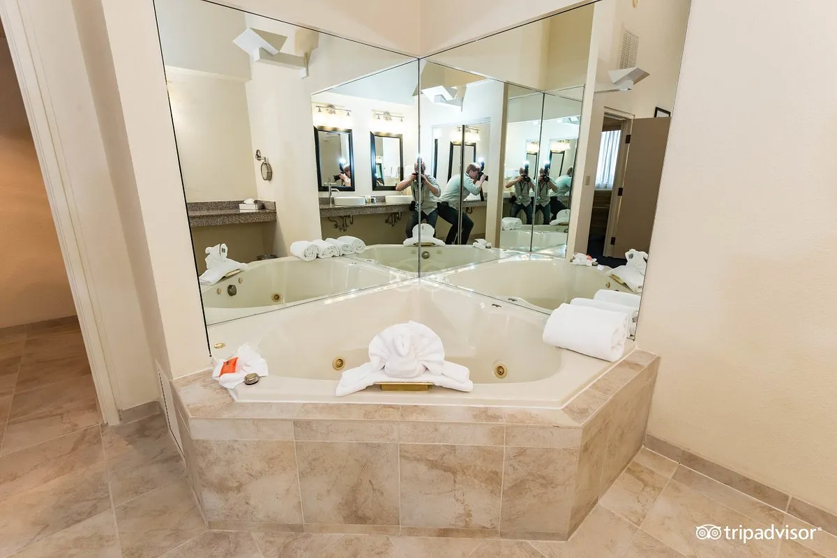Image of Thousand Hills Resort Hotel with hot tub in room