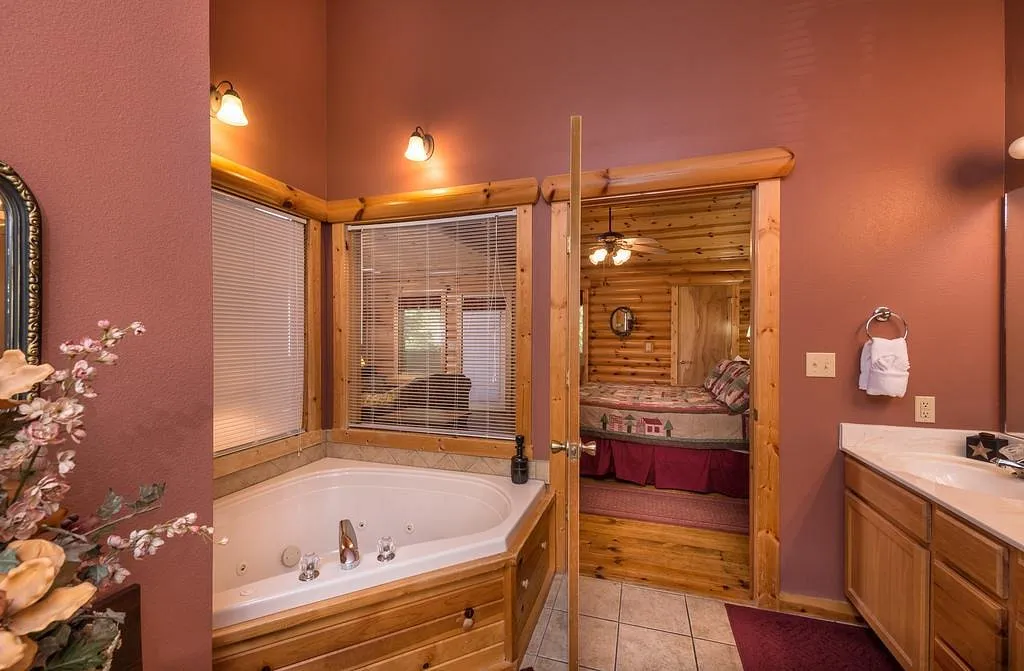 Image of Westgate Branson Woods Resort with hot tub in room
