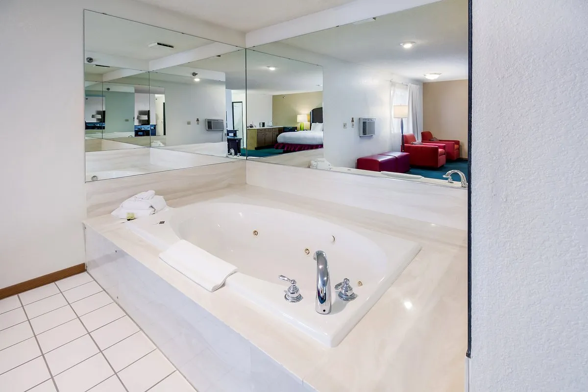 Image of Alliance Hotel & Suites with hot tub in room