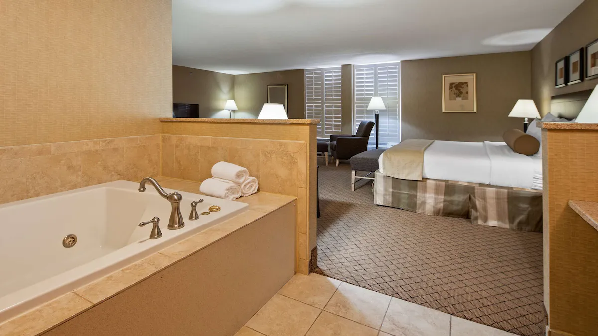 Image of Best Western Plus York Hotel & Conference Center with hot tub in room