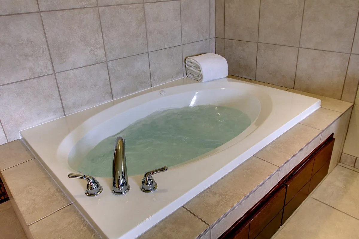 Image of Cobblestone Inn & Suites – Hartington with hot tub in room