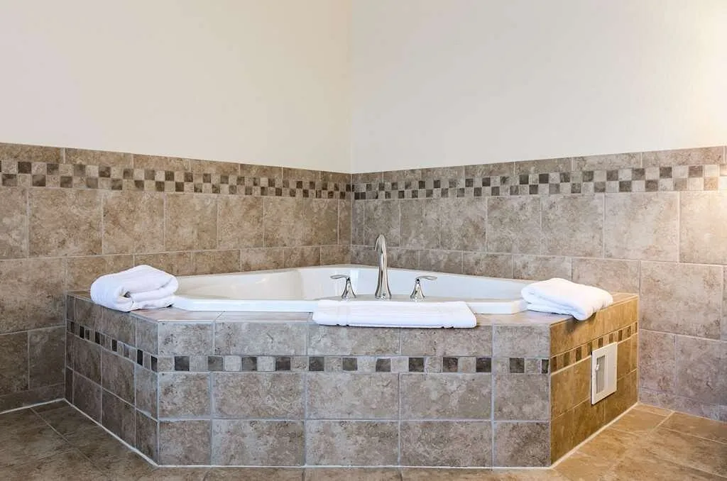 Image of Comfort Suites Gothenburg with hot tub in room
