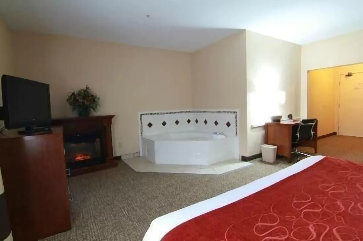 Image of Comfort Suites Omaha with hot tub in room