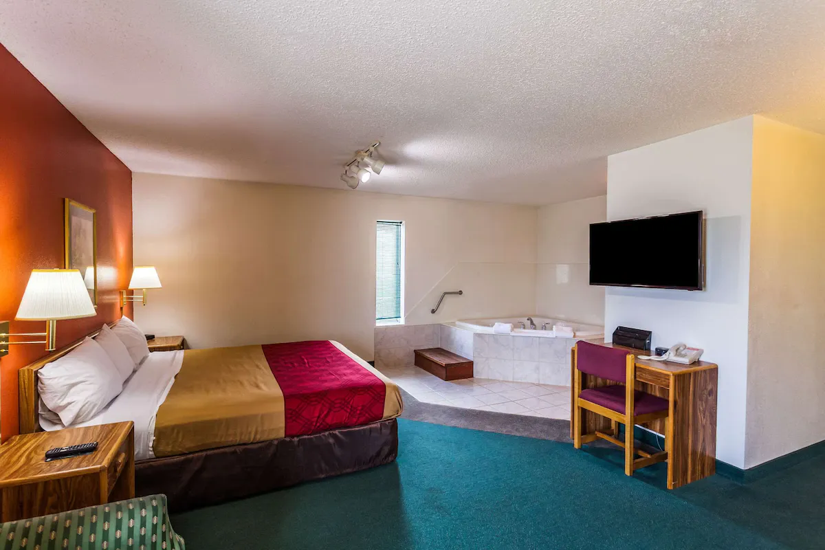 Image of Econo Lodge Lincoln with hot tub in room