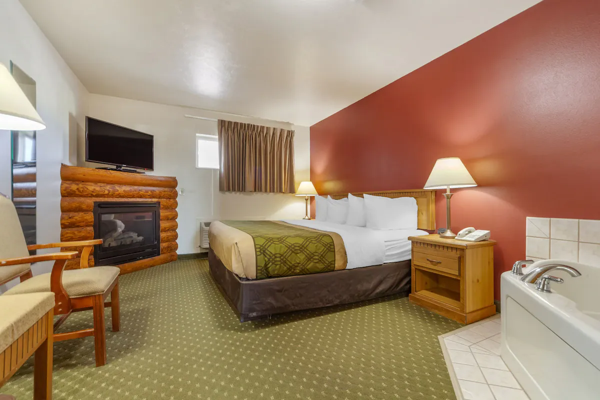 Image of Harmony Inn & Suites with hot tub in room