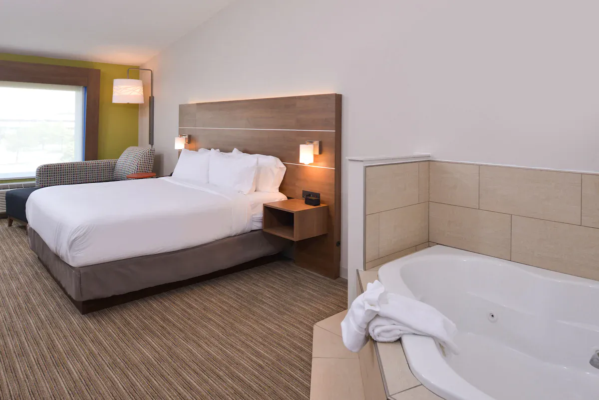 Image of Holiday Inn Express & Suites Omaha – 120th And Maple with hot tub in room