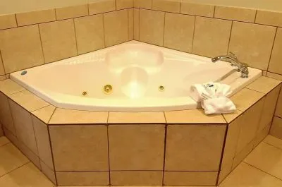 Image of Microtel Inn & Suites by Wyndham Bellevue/Omaha with hot tub in room