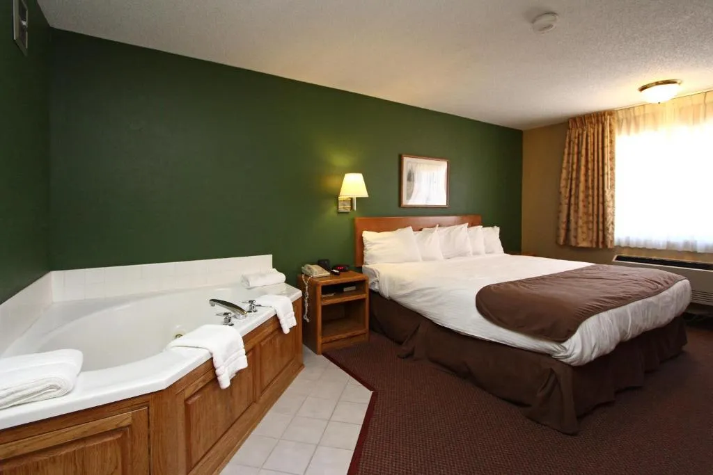Image of New Victorian Inn & Suites – Kearney with hot tub in room