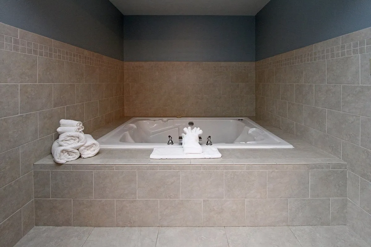 Image of New Victorian Inn & Suites Norfolk with hot tub in room