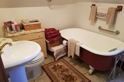 Image of Prairie Creek Inn with hot tub in room